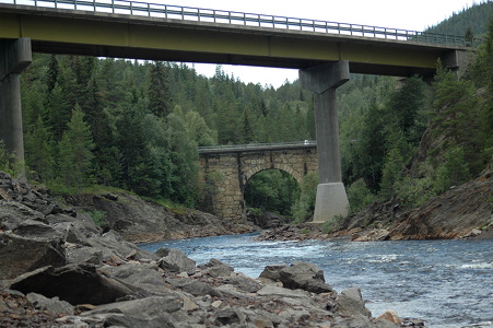  Hyttfossen med Eidetsbro i baggrunden